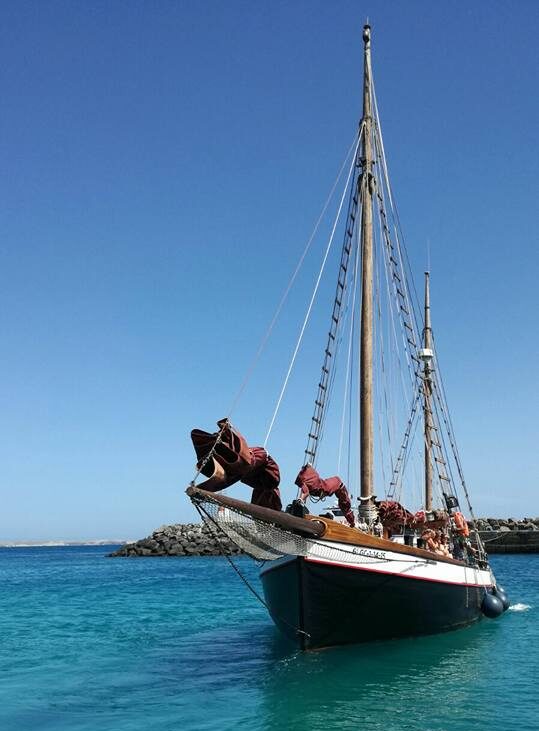 Velero del siglo XIX navegando en Lanzarote con grupo a bordo