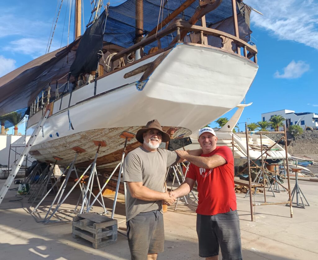 Agustín Jordán y Juan Miguel Rodríguez trabajando la madera