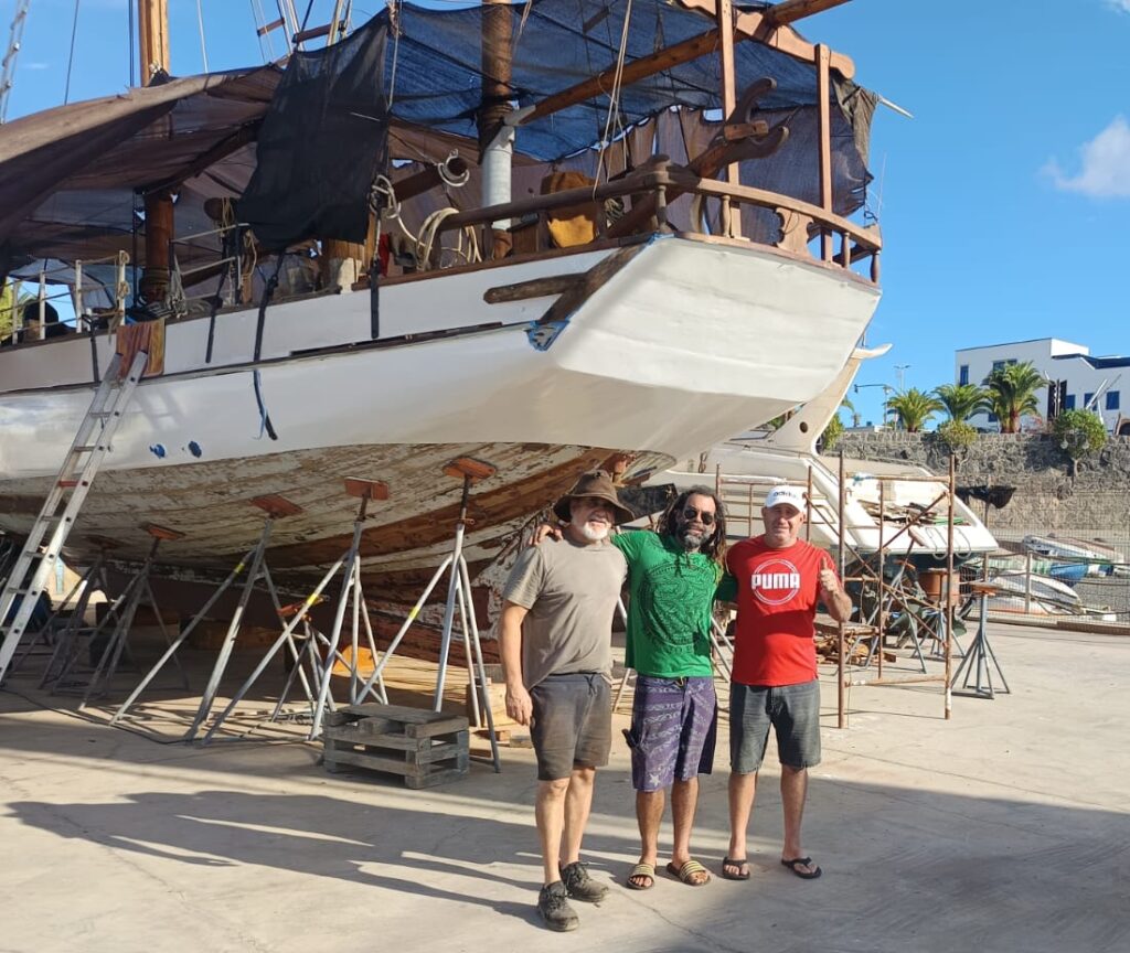 Agustín Jordán y Juan Miguel Rodríguez trabajando la madera del Ora Et Labora con Justin Kusevic
