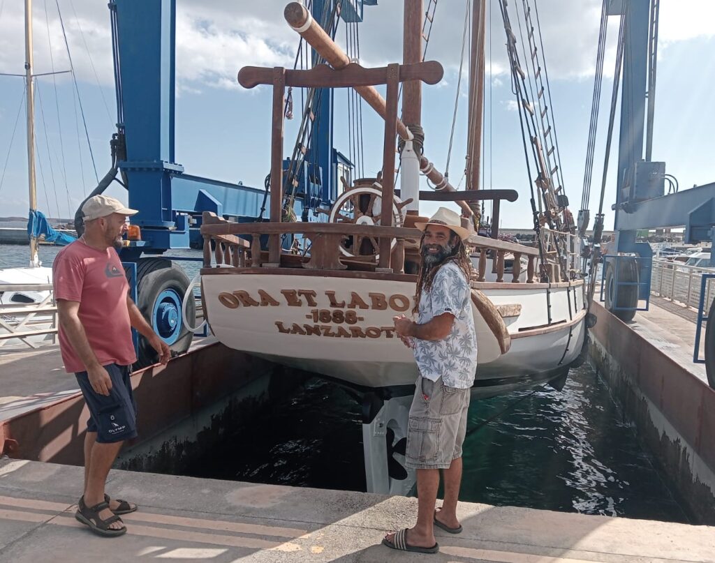 El velero clásico Ora et Labora recién botado en el muelle de Lanzarote