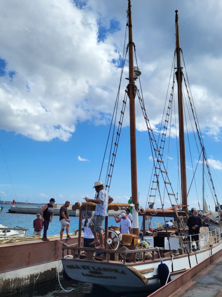 Tripulación preparando el velero clásico Ora et Labora para su botadura en Lanzarote