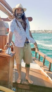 Justin Kusevic, armador y capitán del Ora et labora conduciendo el barco.