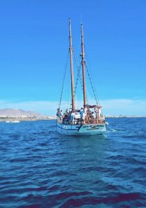 Velero clásico Ora et Labora navegando frente a la costa de Playa Blanca en Lanzarote