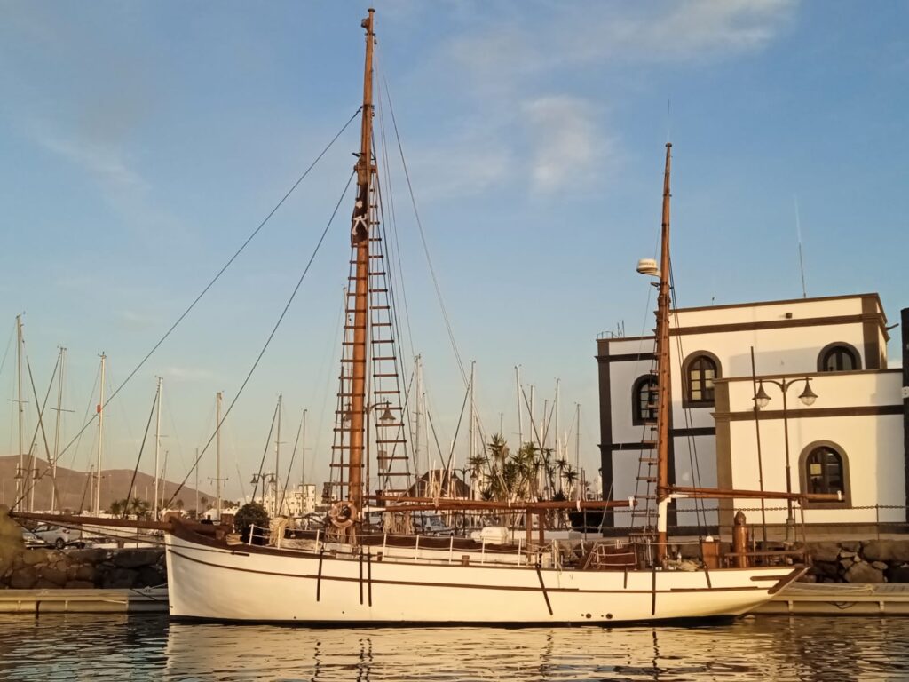 Velero clásico Ora et Labora restaurado en el puerto de Playa Blanca, Lanzarote