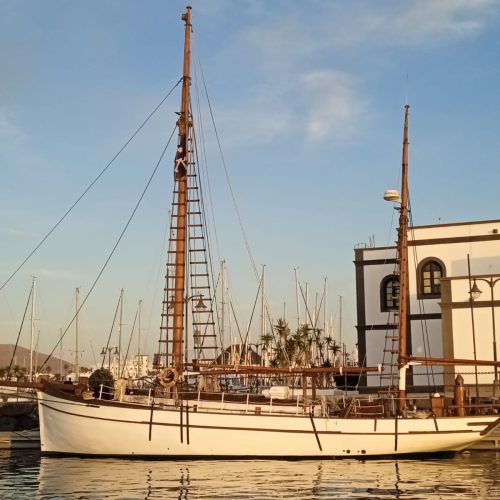 Velero clásico Ora et Labora restaurado en el puerto de Playa Blanca, Lanzarote